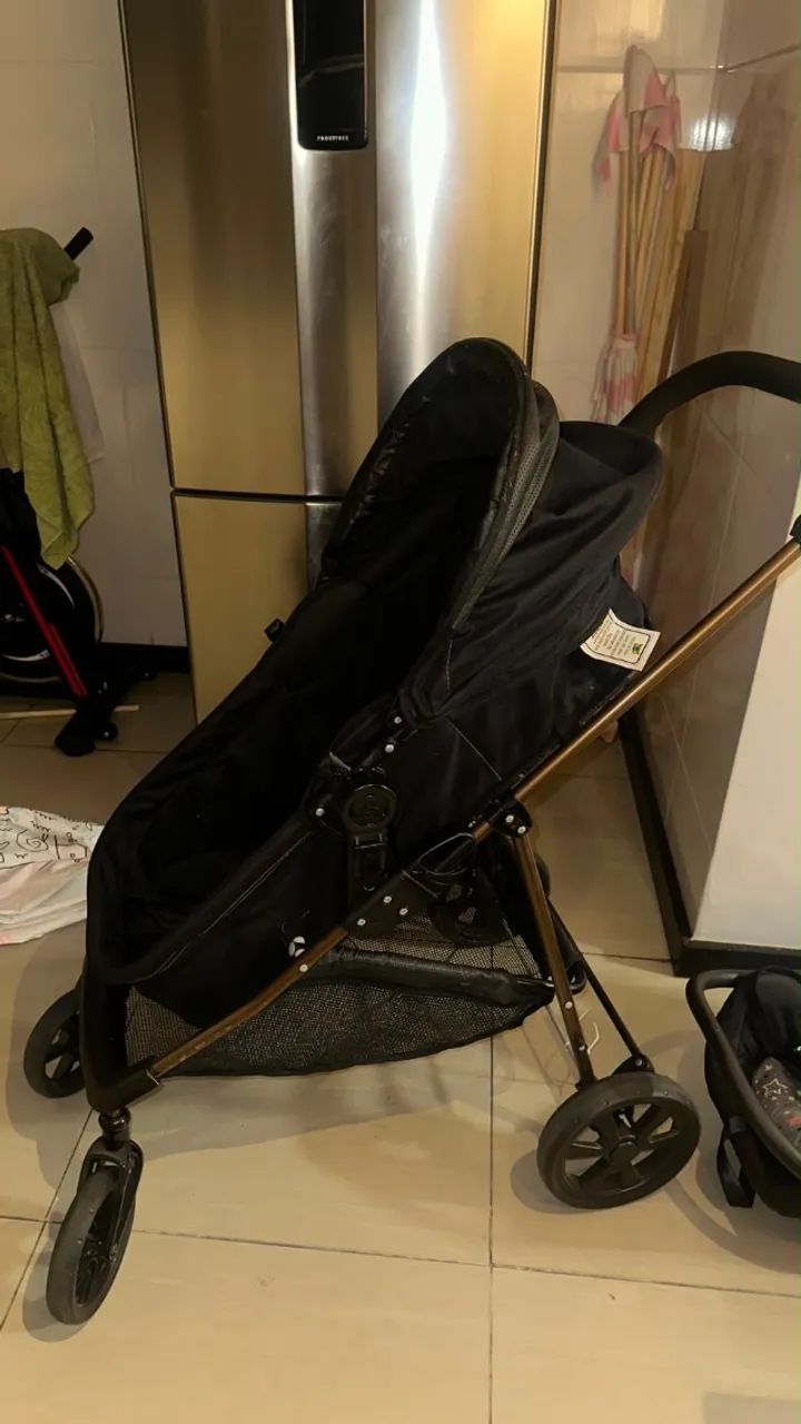 Carrinho de bebê com bebê conforto 