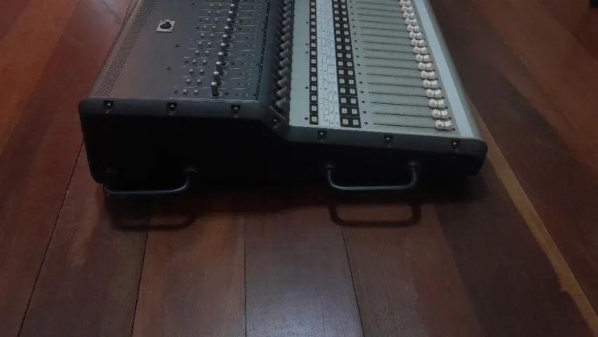 Mixer Mackie TT 24 com case - Foto 5