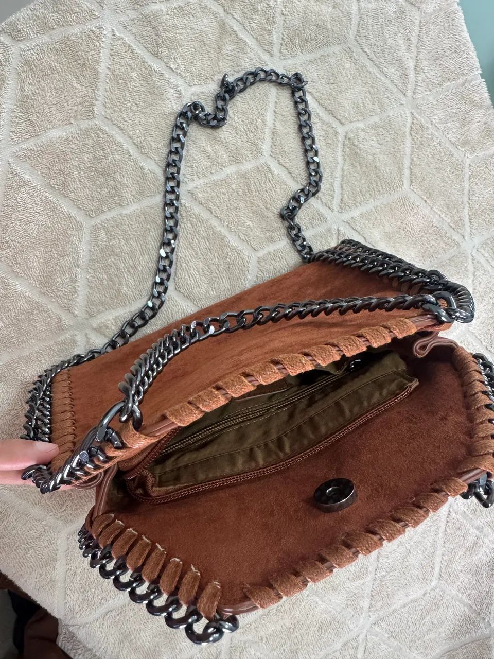 Bolsa camurça sintética e correntes grafite - Foto 3