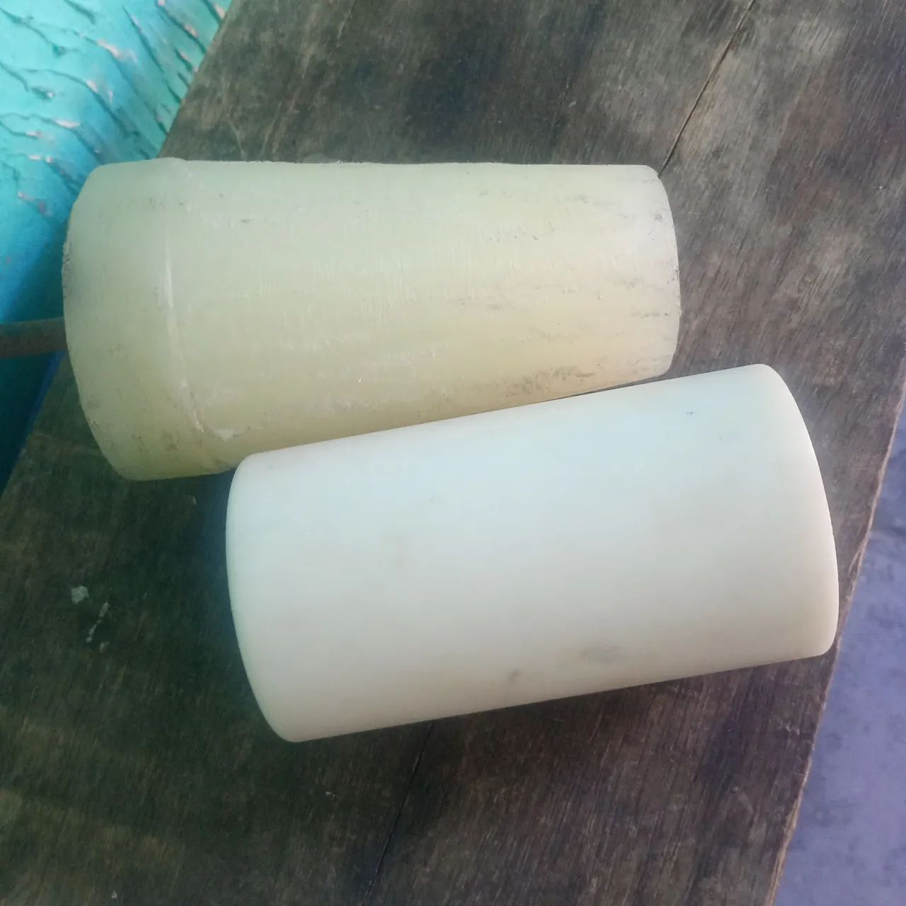 Dois tarugos de nylon usado 