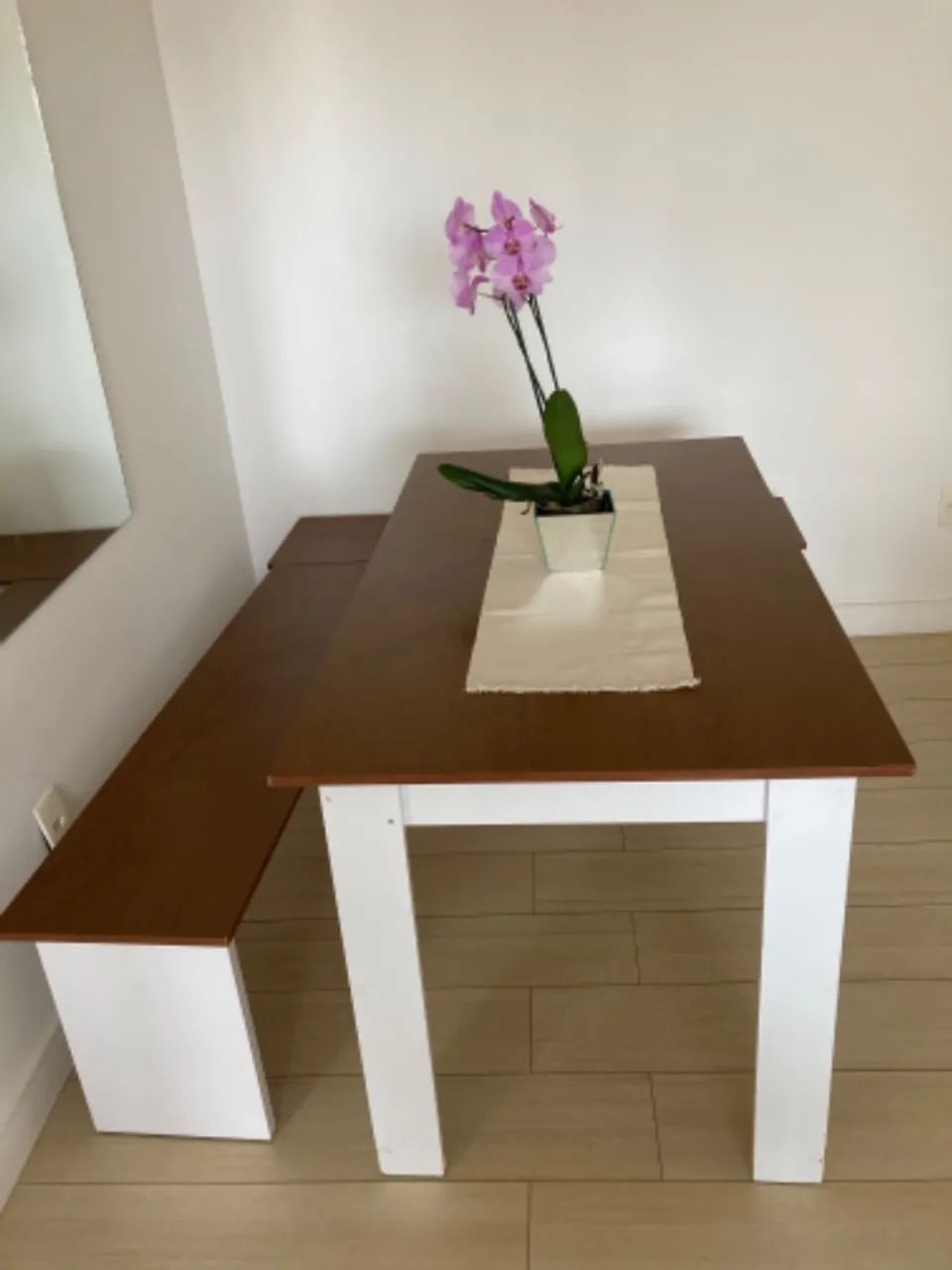 Mesa com bancos em msg