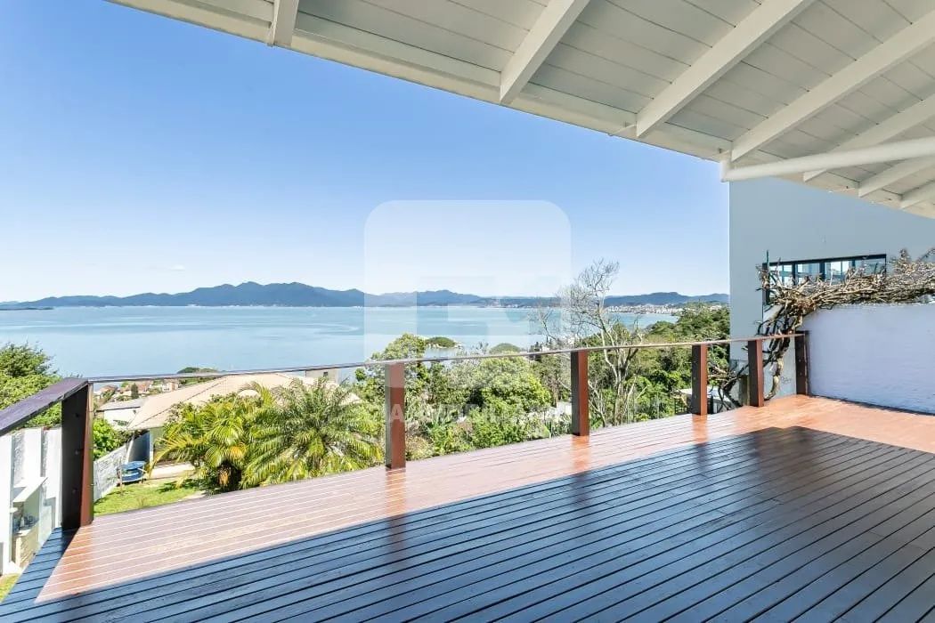 Casa com vista privilegiada para a Baía Sul