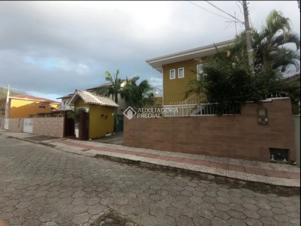 Pousada com 5 Quartos a Poucos Metros do Canal da Barra da Lagoa com Estacionamento Privat - Foto 5