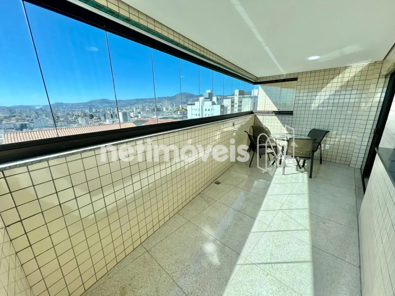 Apartamento espaçoso com 4 quartos, 2 suítes e 4 vagas cobertas! - Foto 2