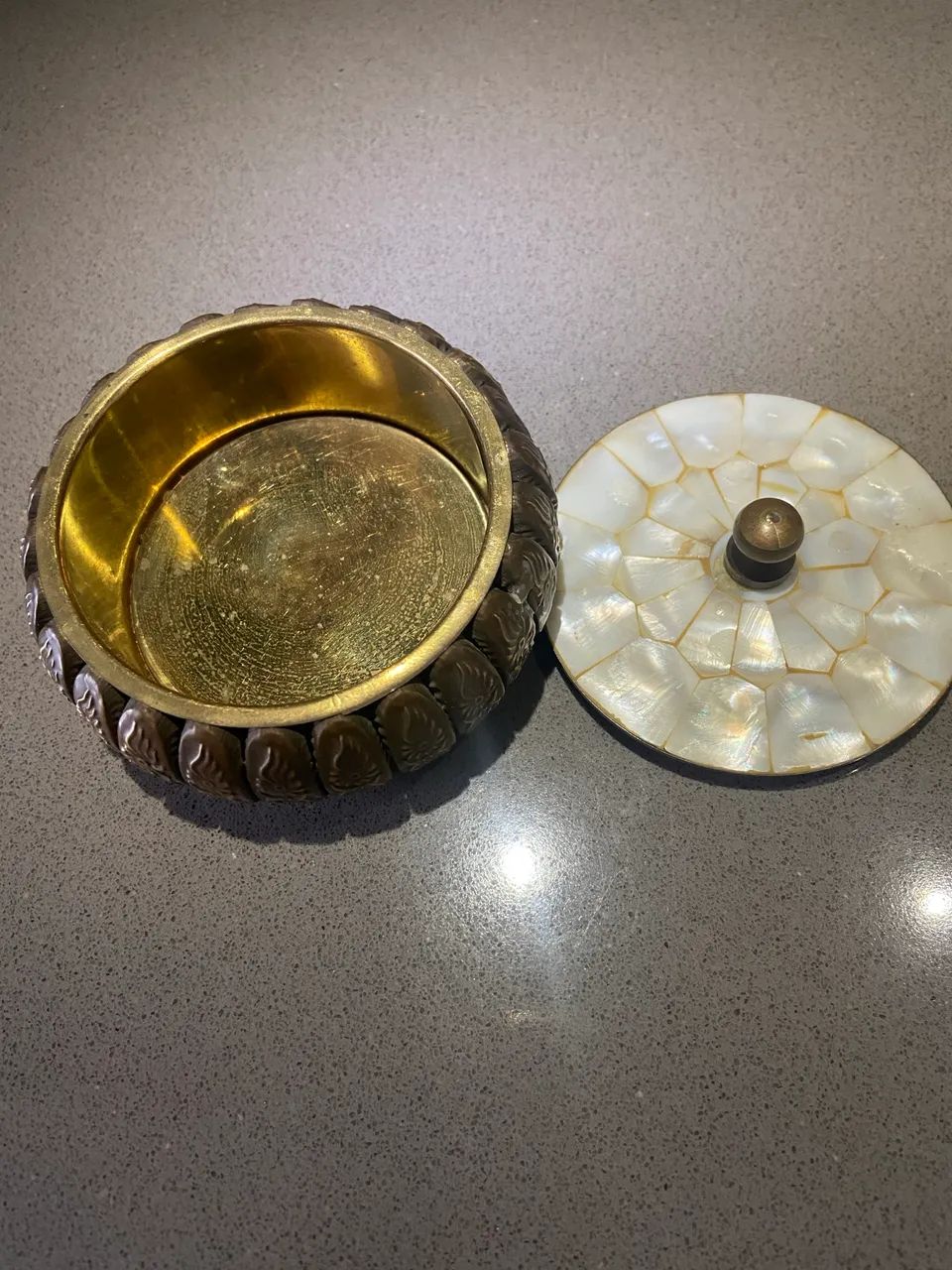 Antiga Caixa Redonda Indiana com Madrepérola e Bronze/Latão - Foto 5