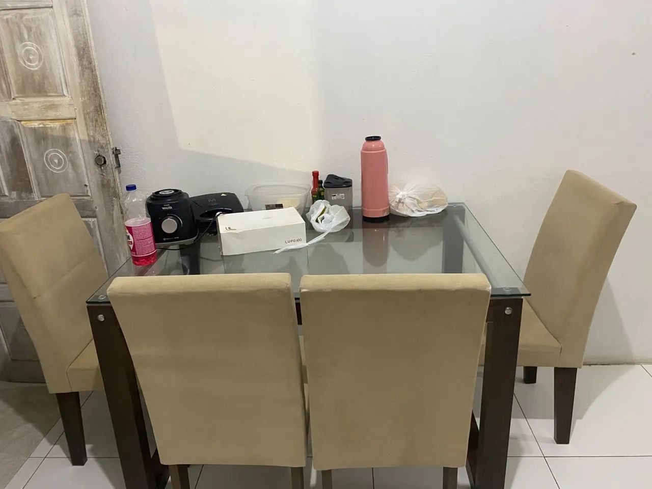 MESA DE VIDRO COM 4 CADEIRAS À VENDA! ?