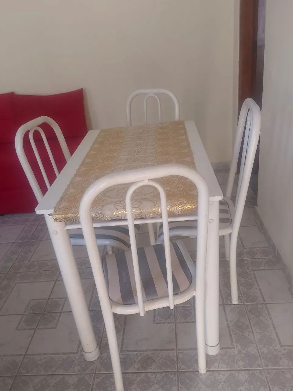 Mesa com 4 cadeiras 