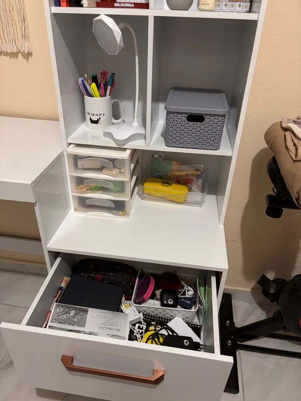 Escrivaninha com nichos e gavetas  - Foto 3