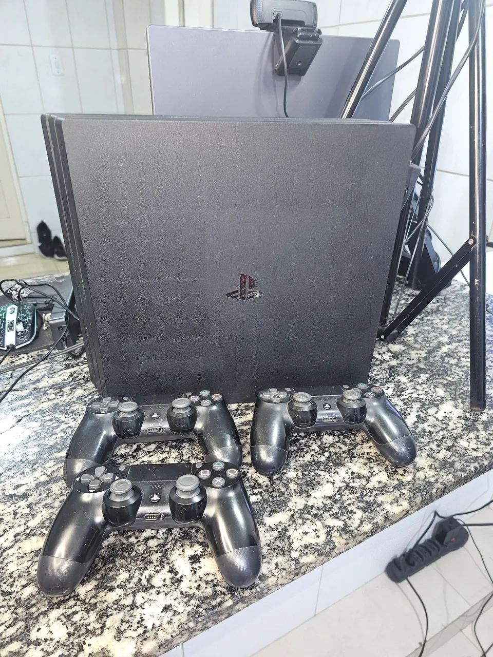 PS4 PRO 1tb + 3 controles - Foto 5