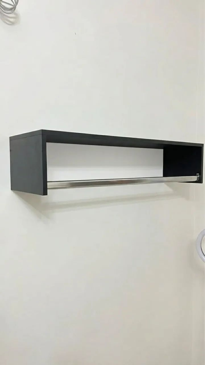 Cabideiro suspenso em MDF 1metro Preto/branco