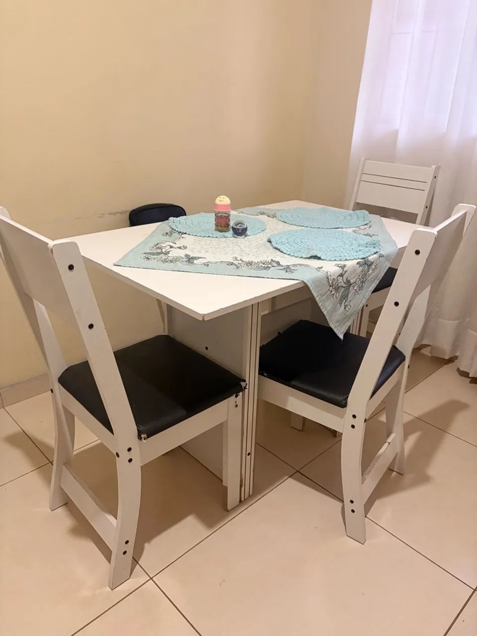 Mesa 4 lugares c/ 3 cadeiras p/ vender rápido 