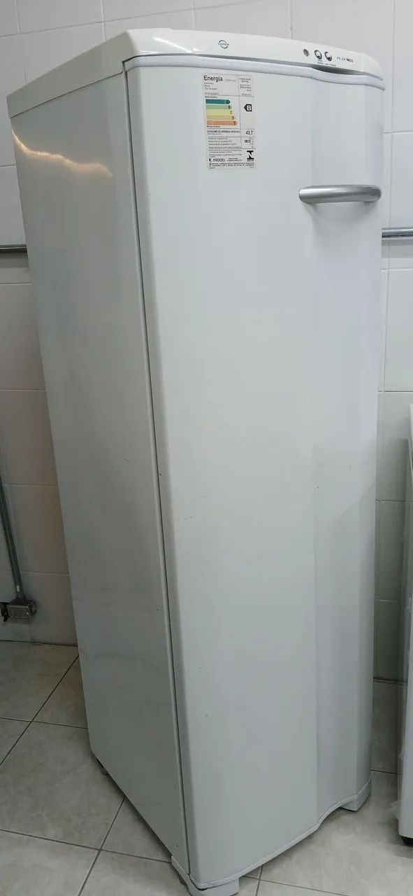 Freezer Eletrolux Vertical FE26 (para conserto) - Foto 2