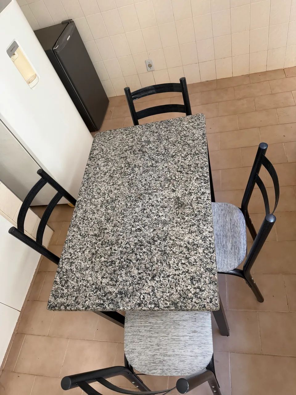 Jogo de Mesa com 4 cadeiras 