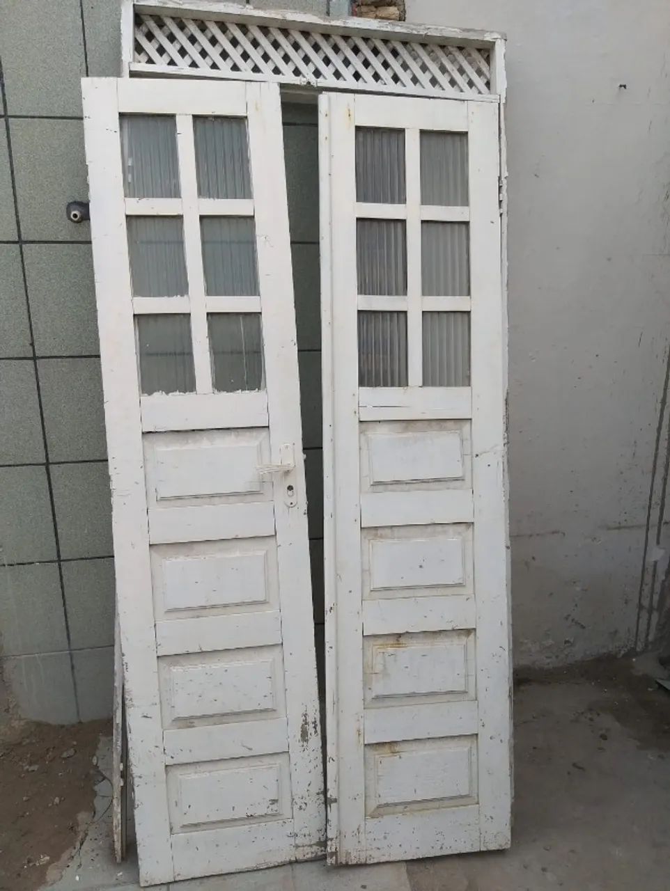 Porta e janela de madeira. - Foto 2