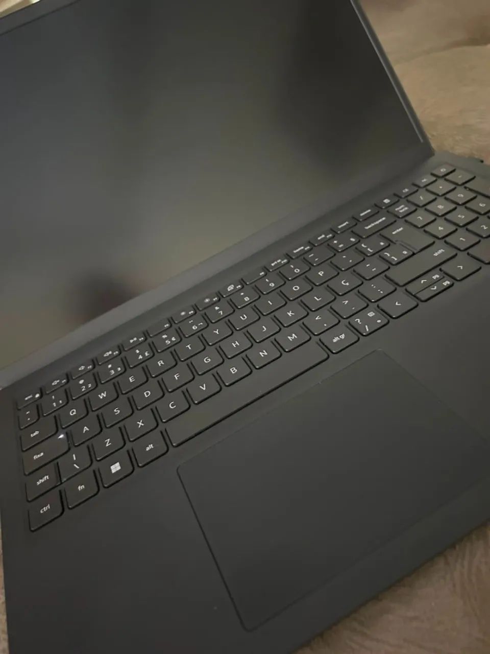 Dell Inspiron 15 3520 é um notebook versátil de 15,6 polegadas, ideal para estudos e produ