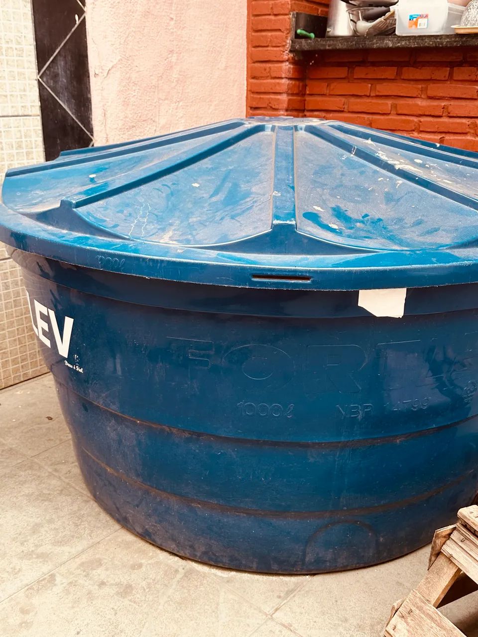 Vende-se caixa d?água de 1000 litros, bomba elétrica e canos  - Foto 2