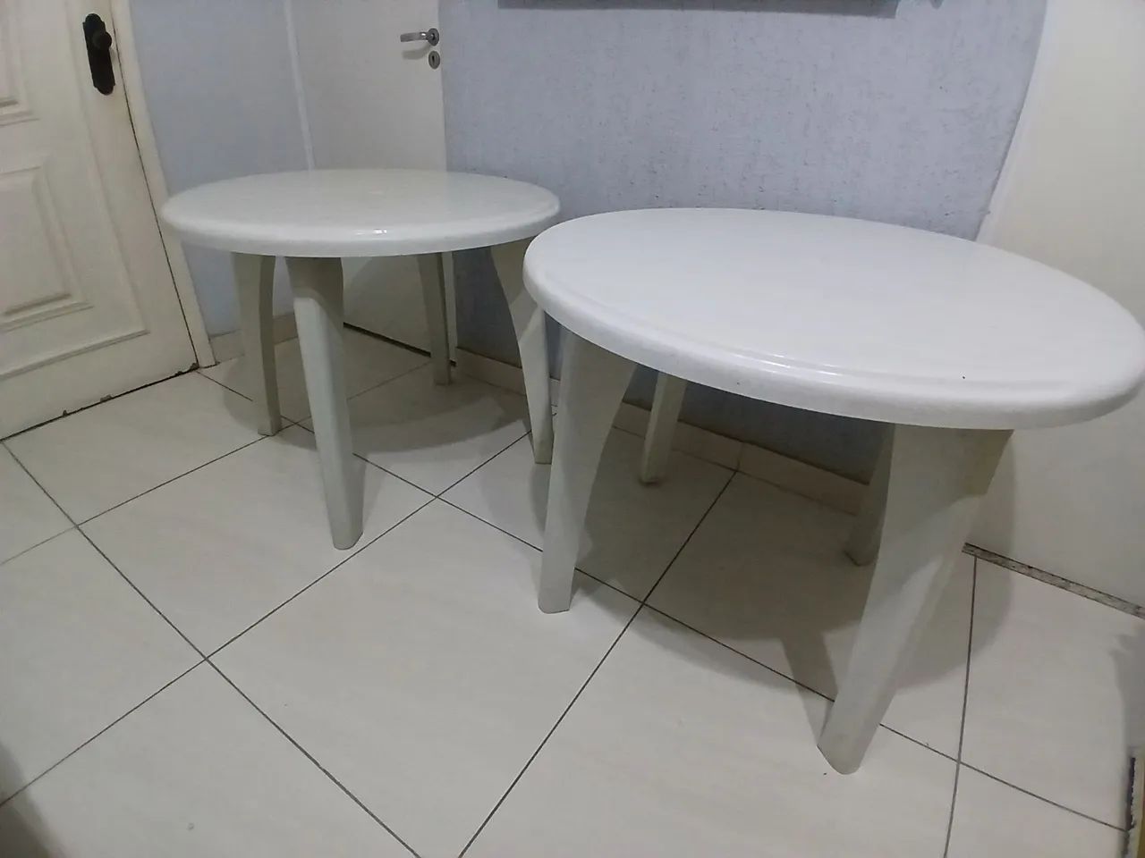 Mesa redonda de plastico tramontina com 4 cadeiras com braços  - Foto 5