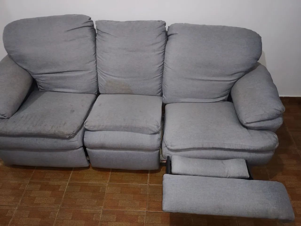 Vendo sofá retrátil ambos os lados sem nenhum defeito perfeito está sujo não manchado 