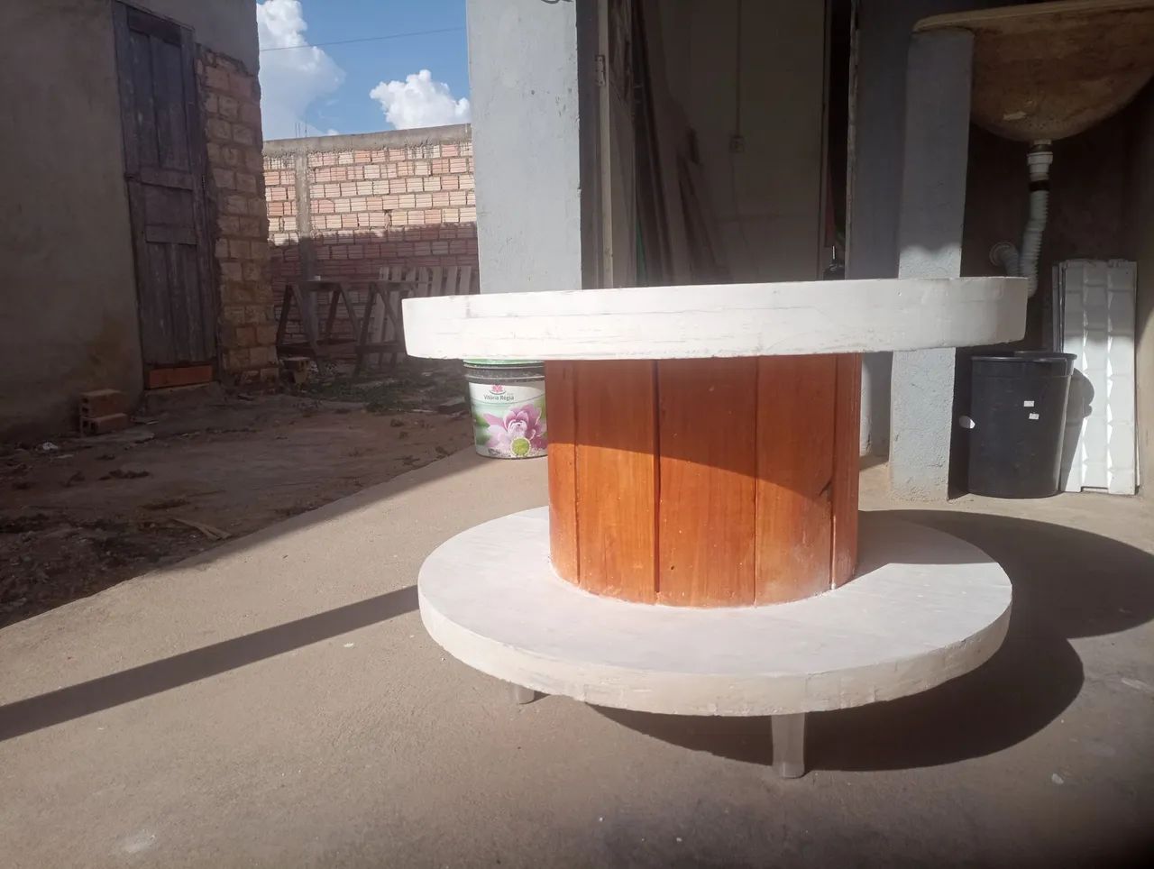 Vende-se banqueta feita de bobina de cabo, com acabamento em MDF. - Foto 2