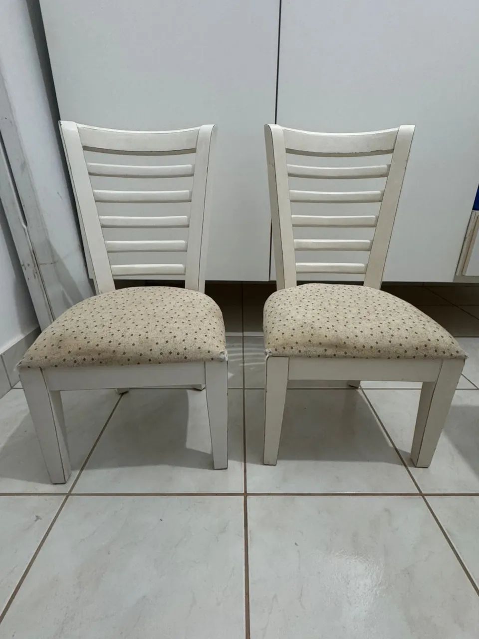 Mesa infantil com 2 cadeirinhas de madeira  - Foto 5