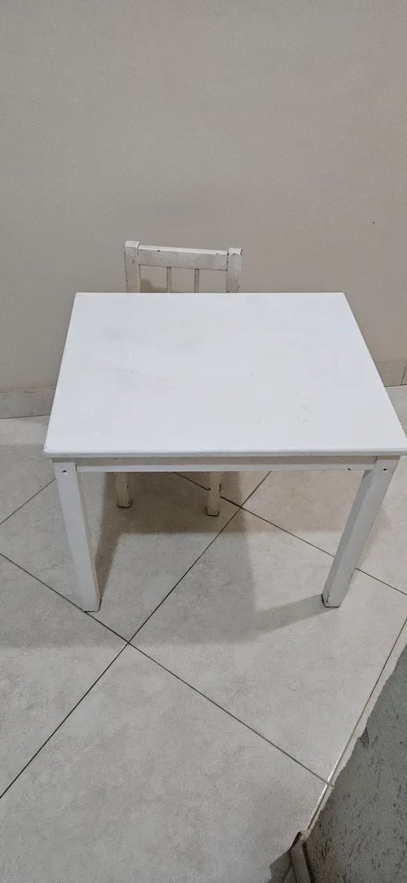Mesa e cadeira infantil de madeira