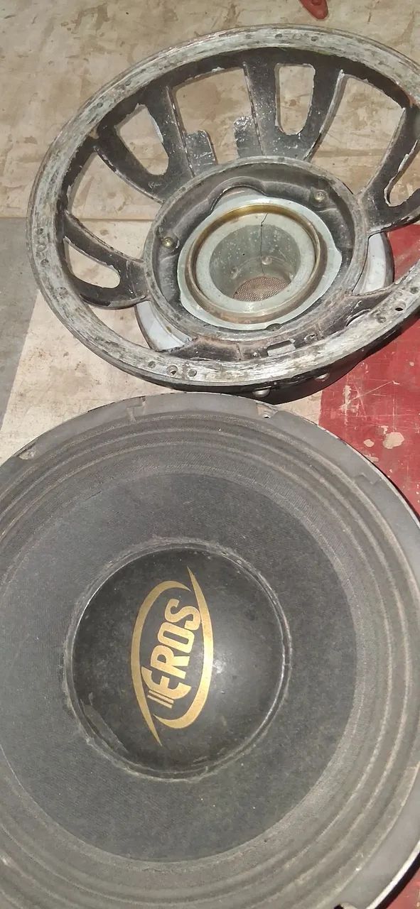 Vendo dois graves de 12  polegadas 3.0k, um funcionando e o outro pra  recondicionar - Foto 2