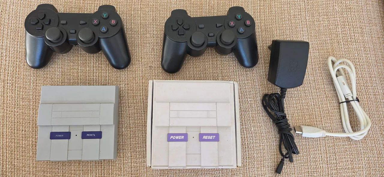 Raspberry Pi 3B com cartão cheio de jogos e case de SNES 