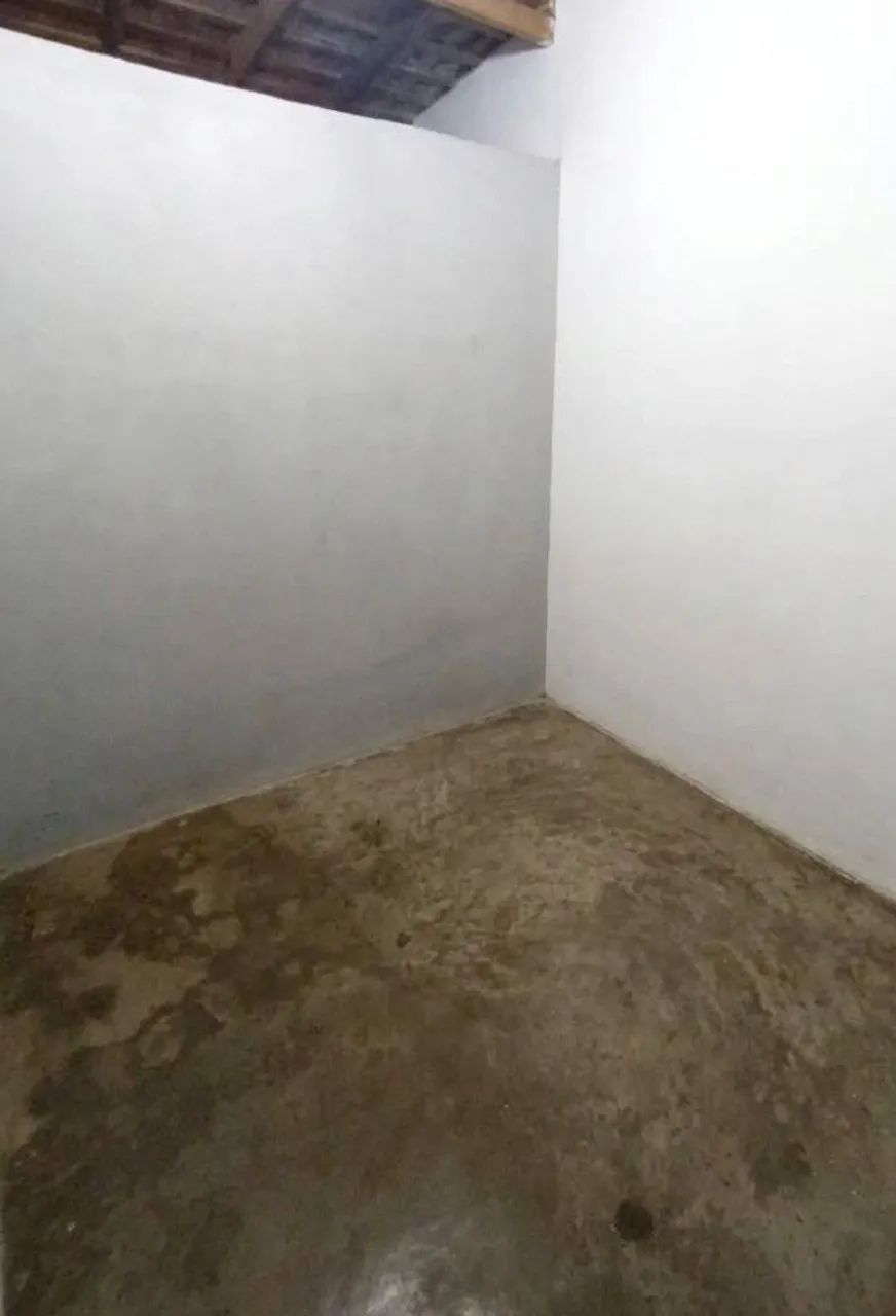 Vende-se casa espaçosa com ótima localização - Foto 5