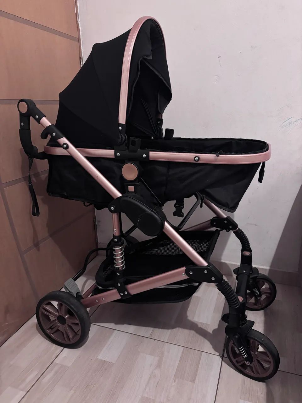 Carrinho de bebê preto e rose  - Foto 2