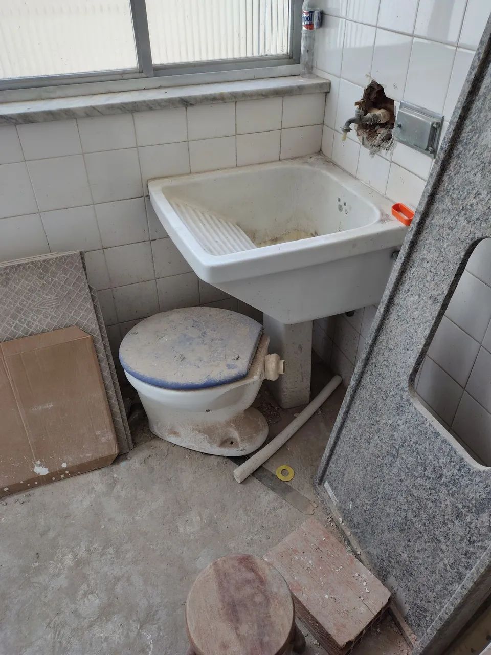 Tanque de louça grande com coluna e vaso sanitário 