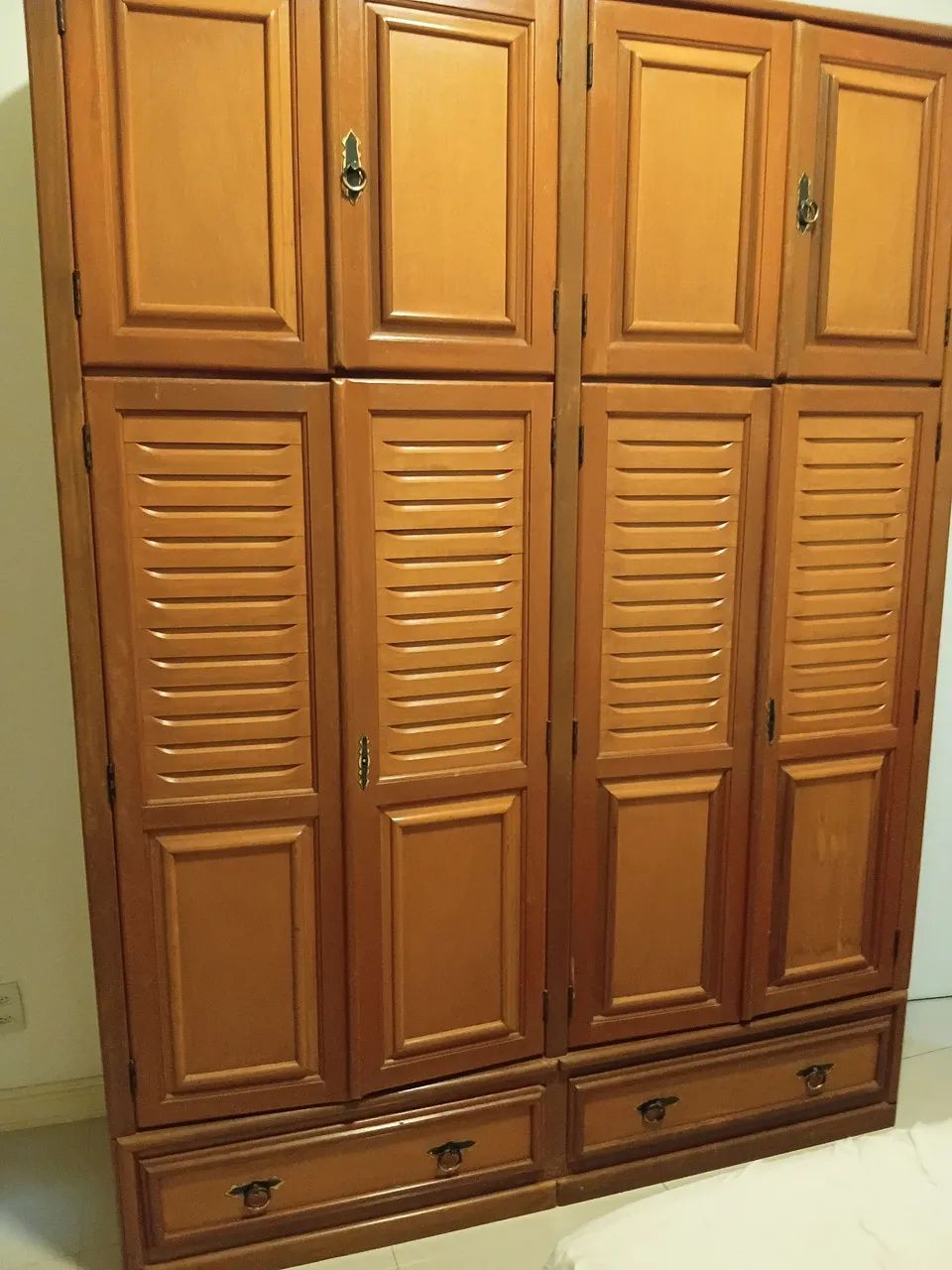 Guarda roupa de madeira