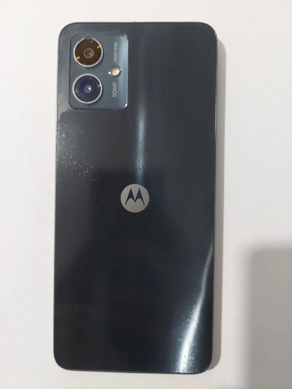 Celular usado Moto G14 com 4GB de memória RAM e 128GB de armazenamento