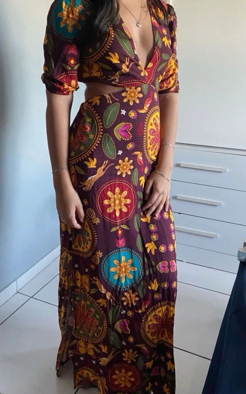 vestido longo estampado com decote