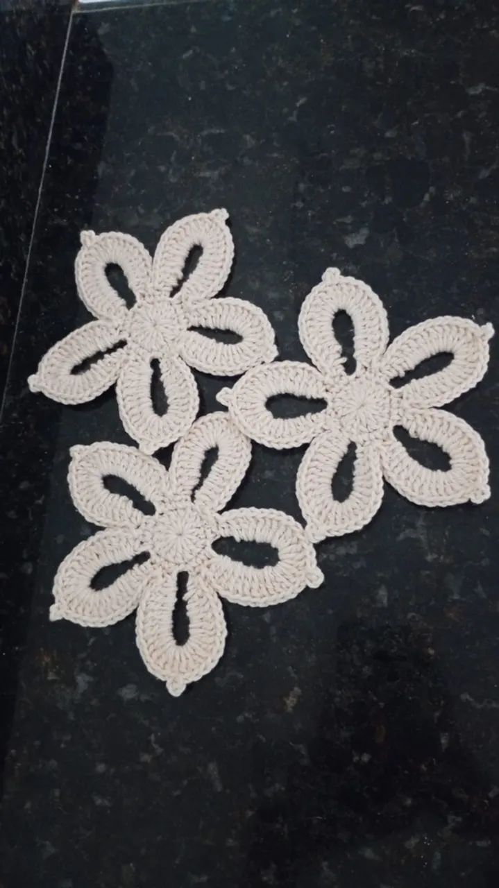 Rosas de crochê com cordão barroco - Foto 2