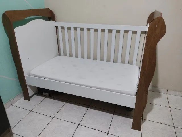 Berço que vira mini cama com colchão. 