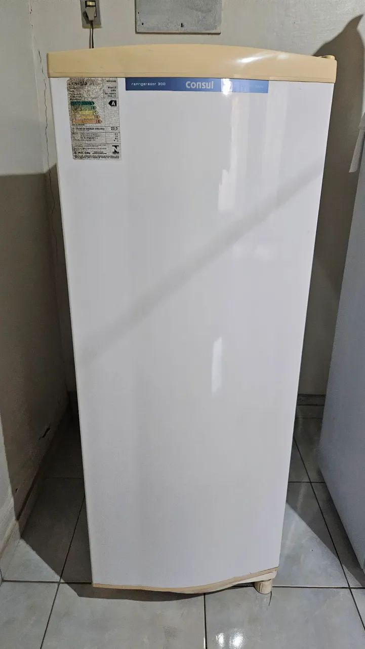 Geladeira usada, marca Cônsul.
