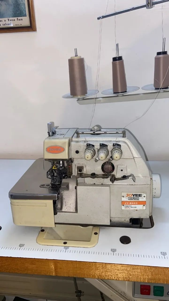 MAQUINA OVERLOCK COM MESA