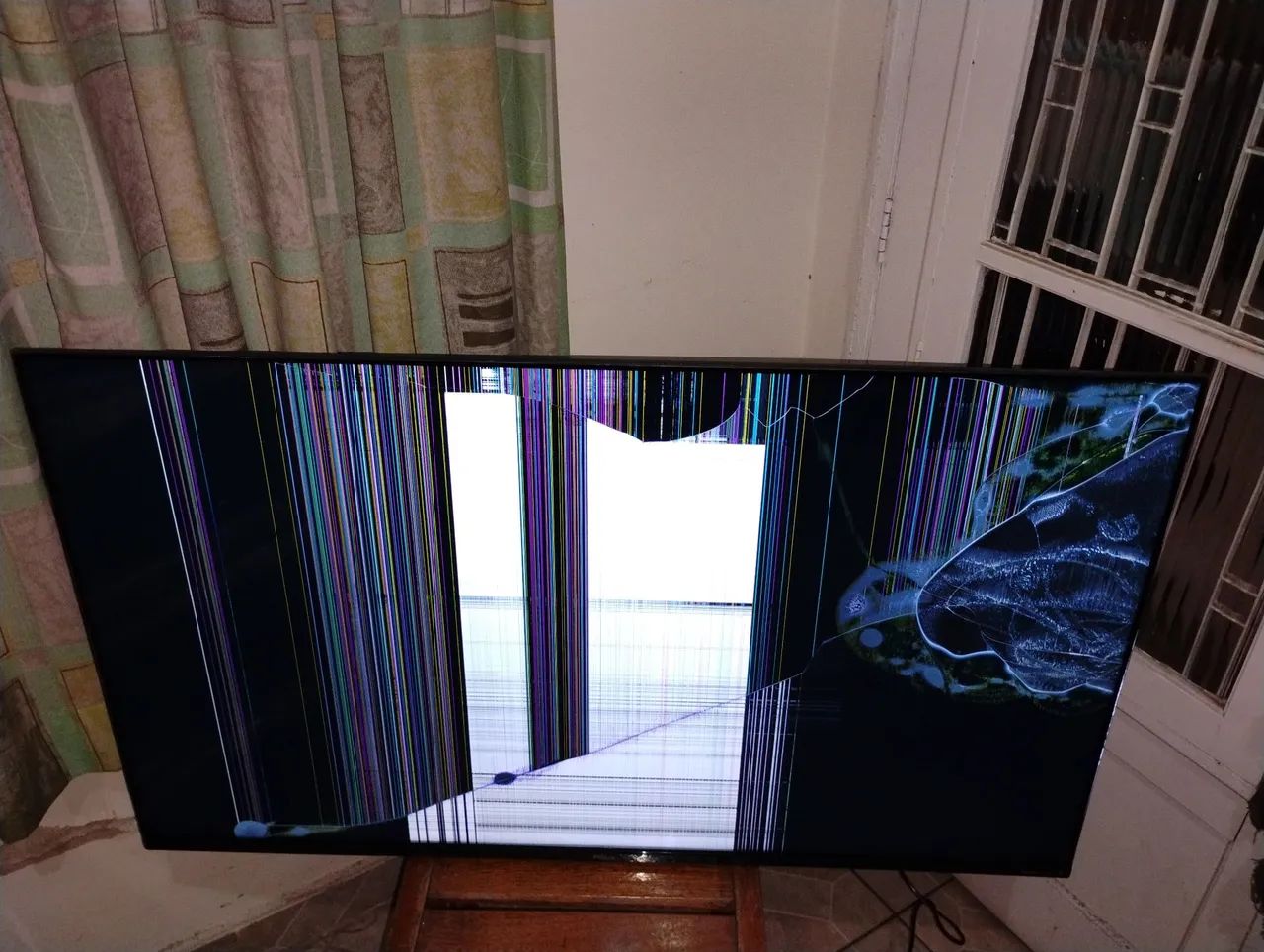 TV LED SMart Philco 4K 50 polegadas Modelo PTV50G10AG115K Defeito Tela trincada Ligando  - Foto 3
