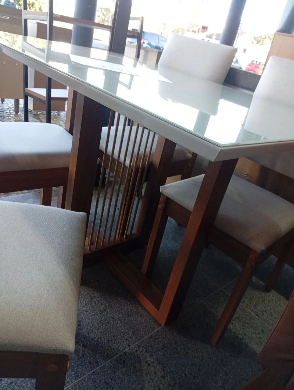 Mesa Natali com Vidro e 4 cadeiras estofadas em Linho - Foto 3