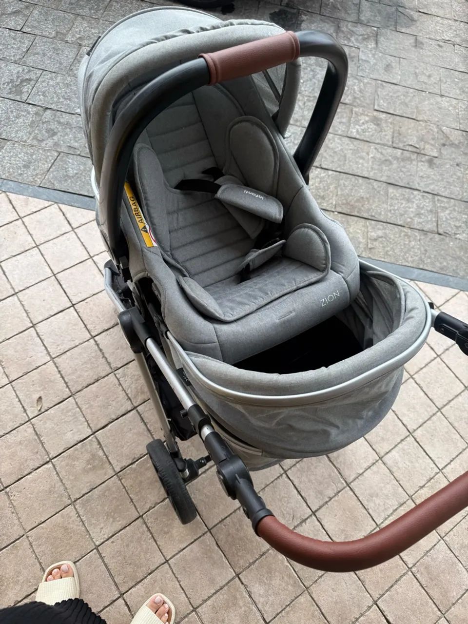 Carrinho de bebê com bebê conforto  - Foto 2