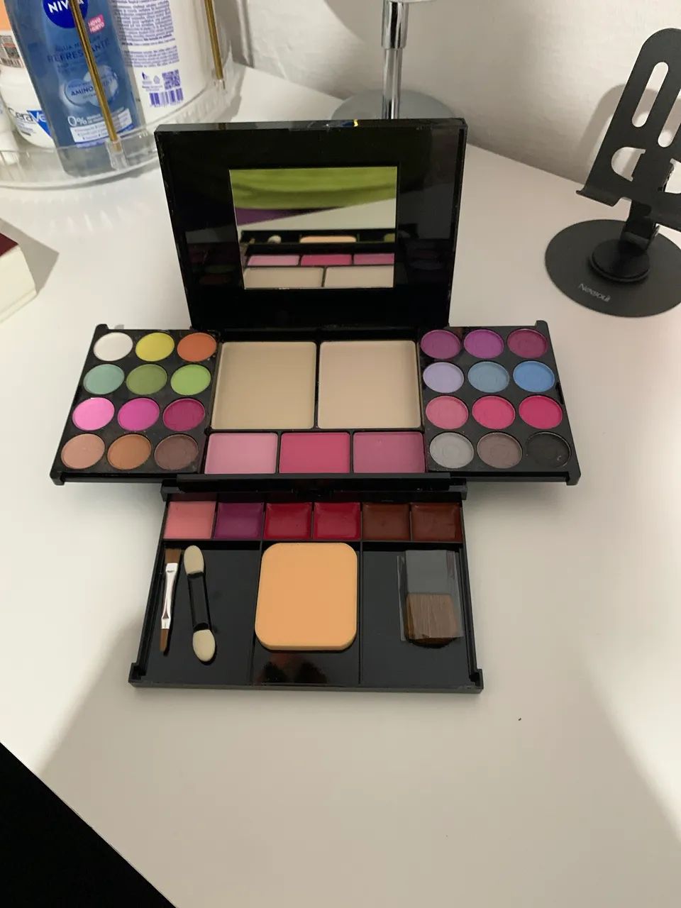 Paleta de sombras com 35 cores