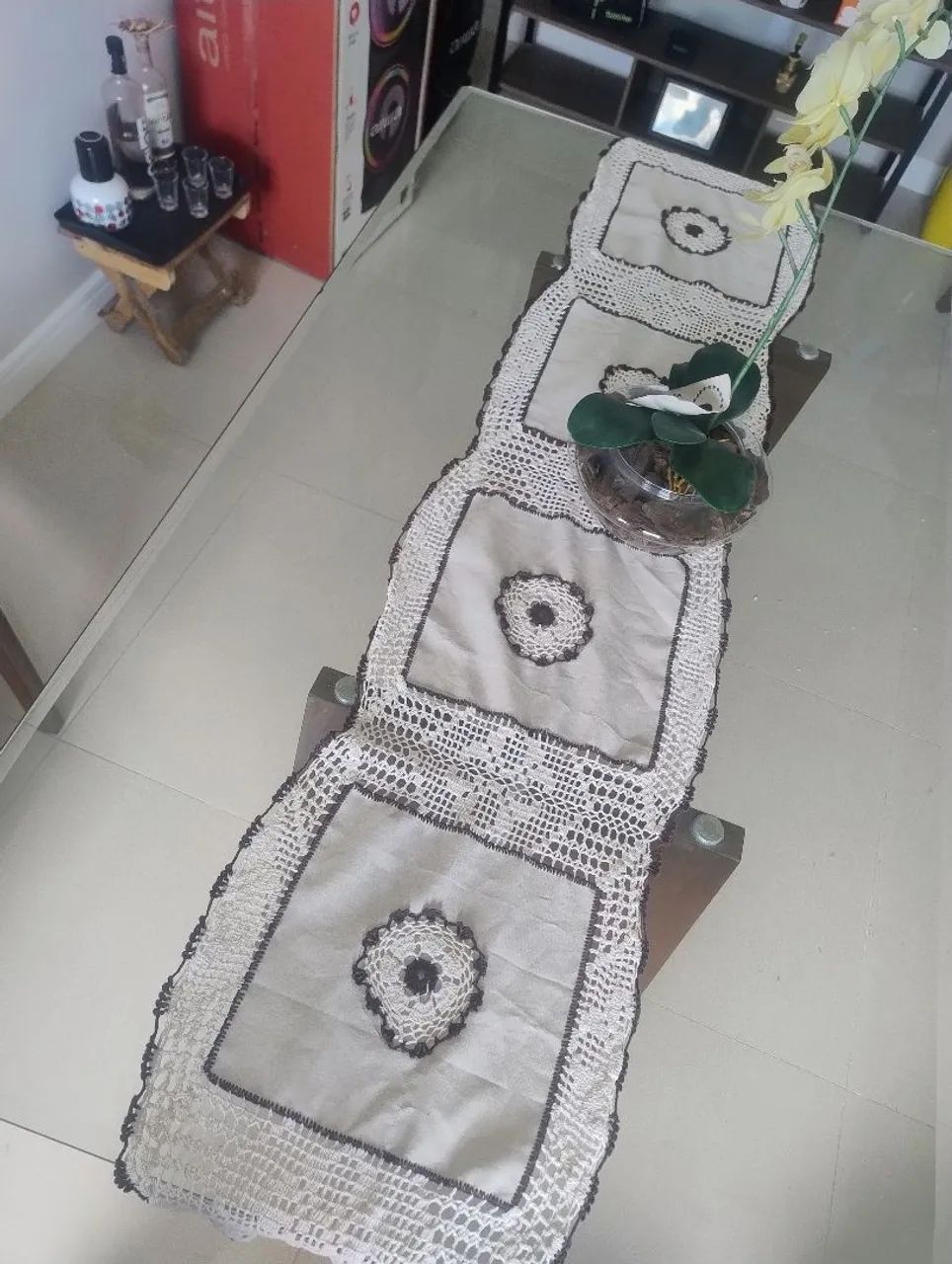 Vendo Mesa de jantar com tampo em vidro e " madeira maciça". - Foto 2