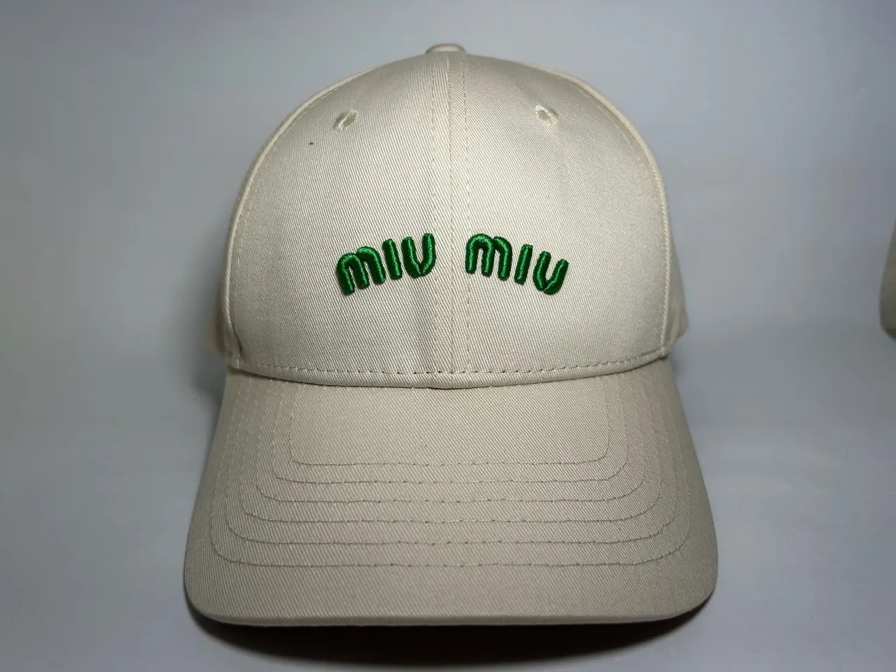 Boné Miu Miu bege bordado 