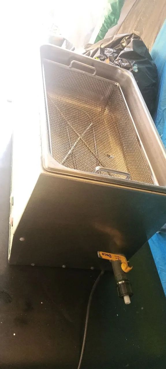 Vendo uma lavadora ultrassonica industrial/com cuba retangular em aço inox cesto e tela