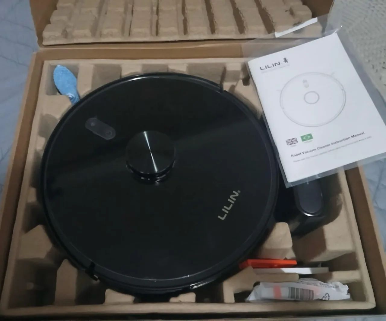 Robô bivolt NOVO. Limpa e passa pano