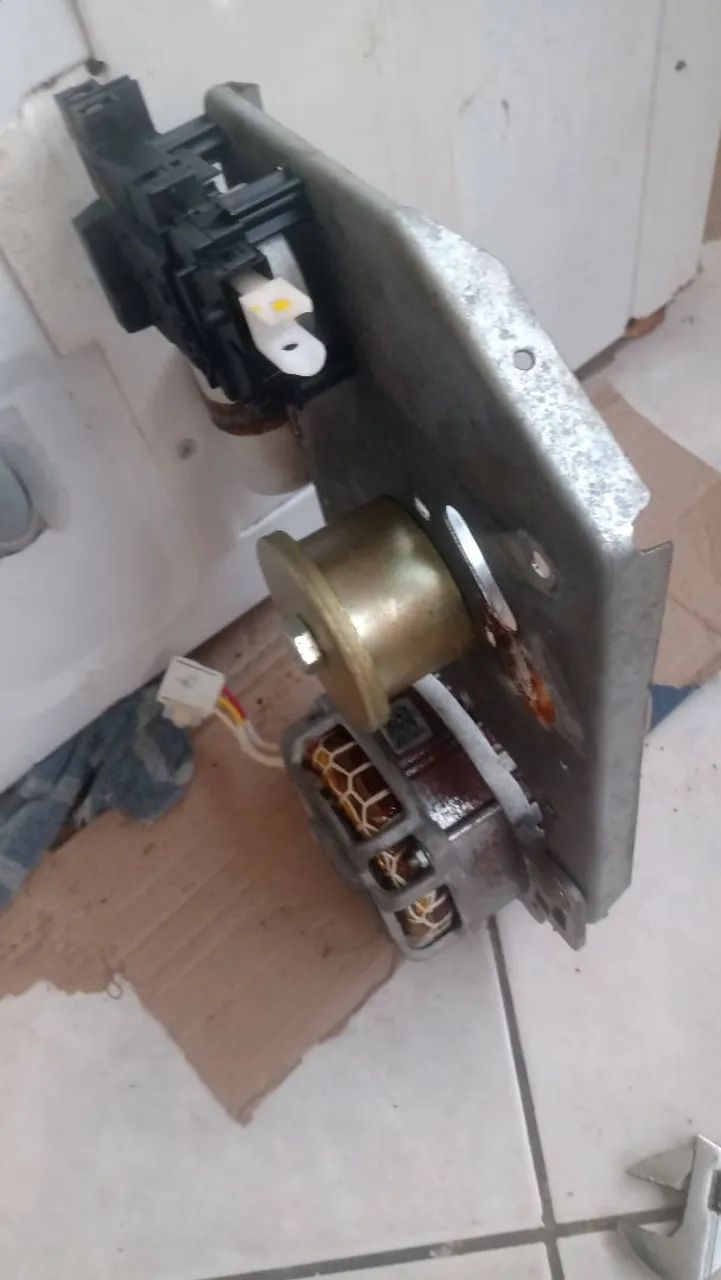 Técnico máquina de lavar e lavar e secar 