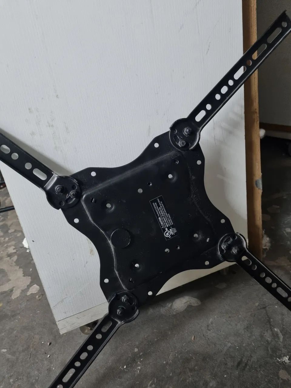 Suporte multifuncional articulado para TVs de até  82 polegadas  - Foto 2