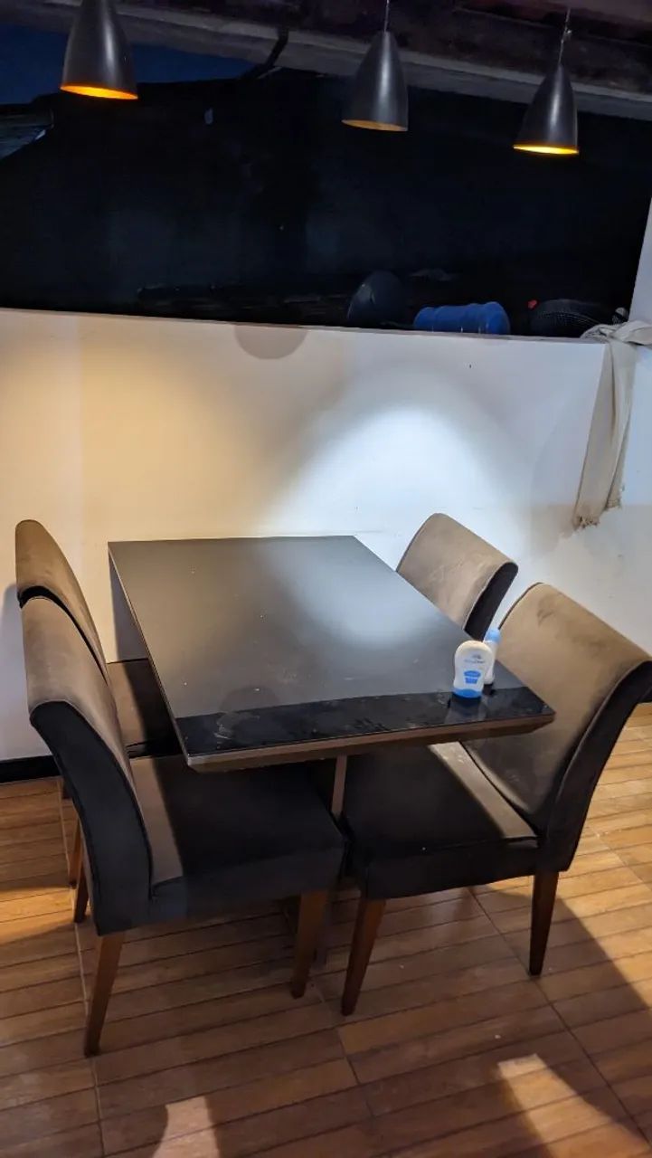 Mesa Com 4 cadeiras