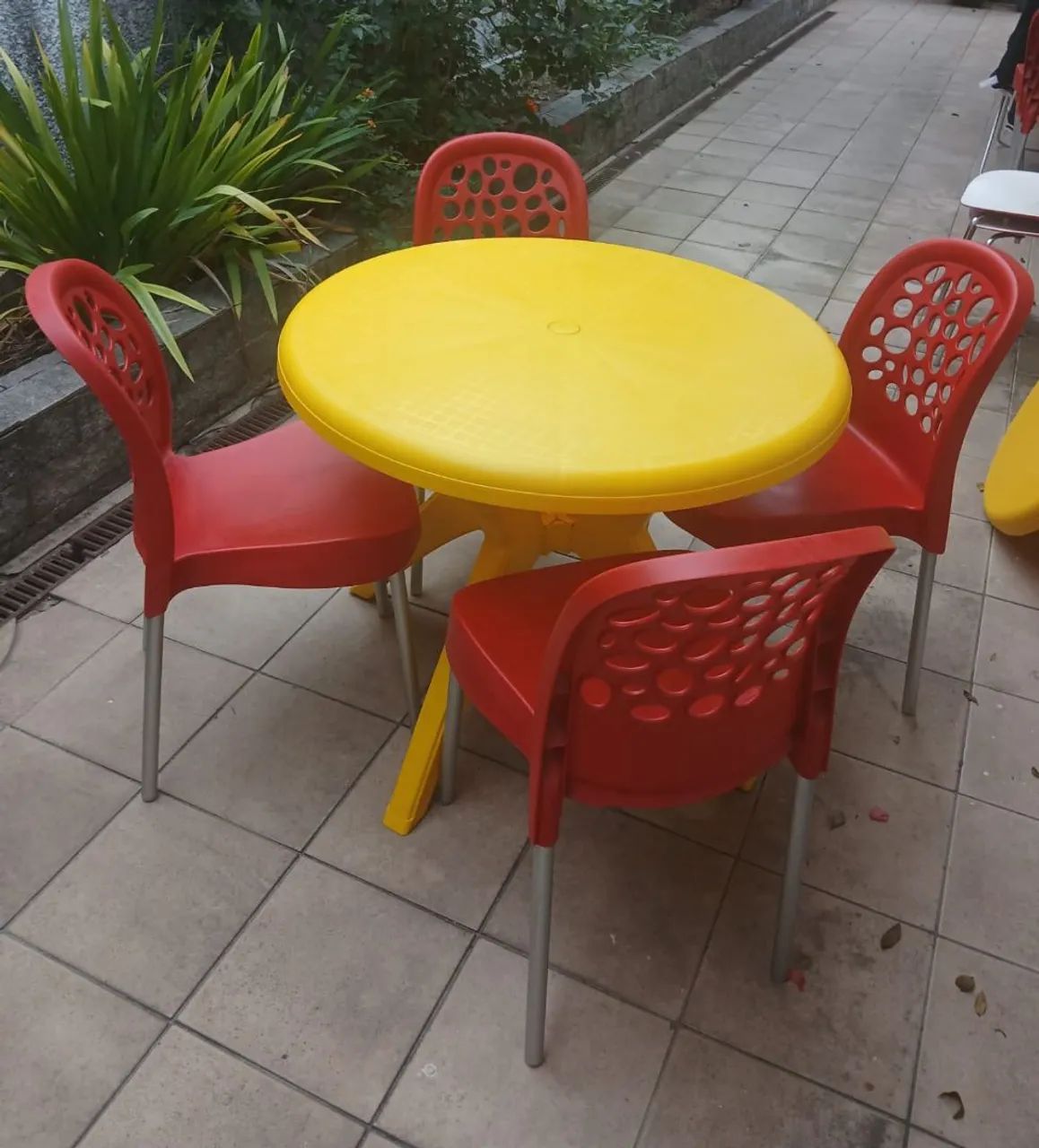 Conjunto de mesa com quatro cadeiras 