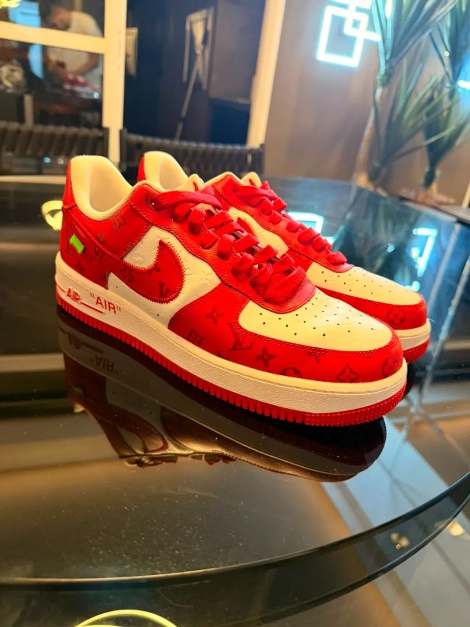 Tênis Nike Air Vermelho e Branco Louis Vuitton